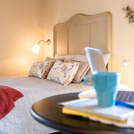 B&B Tra I Laghi Casale Corte Cerro Kültér fotó